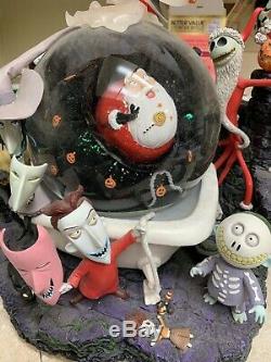 Disney- Nightmare Before Christmas -Jack Skellington -Captures Santa- Snow Globe