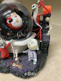 Disney- Nightmare Before Christmas -Jack Skellington -Captures Santa- Snow Globe